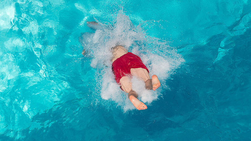 Der Junge trieb etwa eine Minute lang leblos im Wasser. (Archivbild)