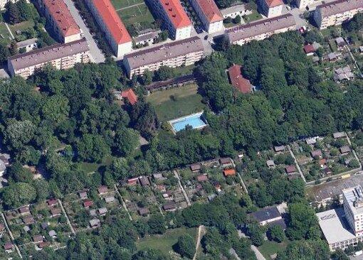 Der Pool auf dem Areal soll weg.