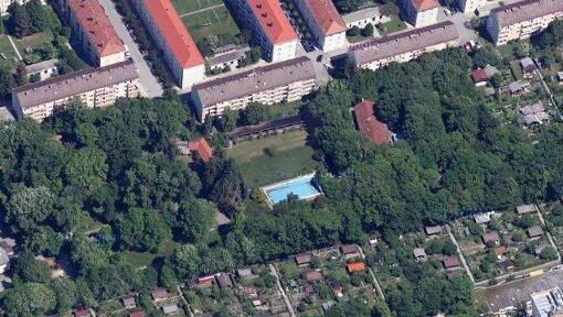 Der Pool auf dem Areal soll weg. Der Pool auf dem Areal soll weg.