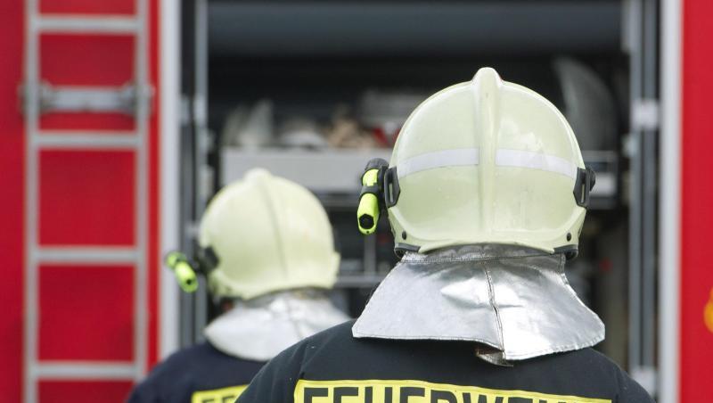 Einsatzkräfte der Feuerwehr stehen vor einem Feuerwehrauto. Foto: Stefan Sauer/zb/dpa/Archiv Einsatzkräfte der Feuerwehr stehen vor einem Feuerwehrauto. Foto: Stefan Sauer/zb/dpa/Archiv