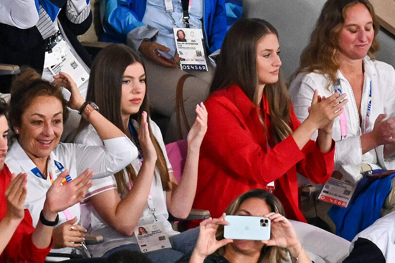 Die spanischen Prinzessinnen Leonor und Sofia zeigten sich gemeinsam bei einem Tennismatch in Roland-Garros in Paris.