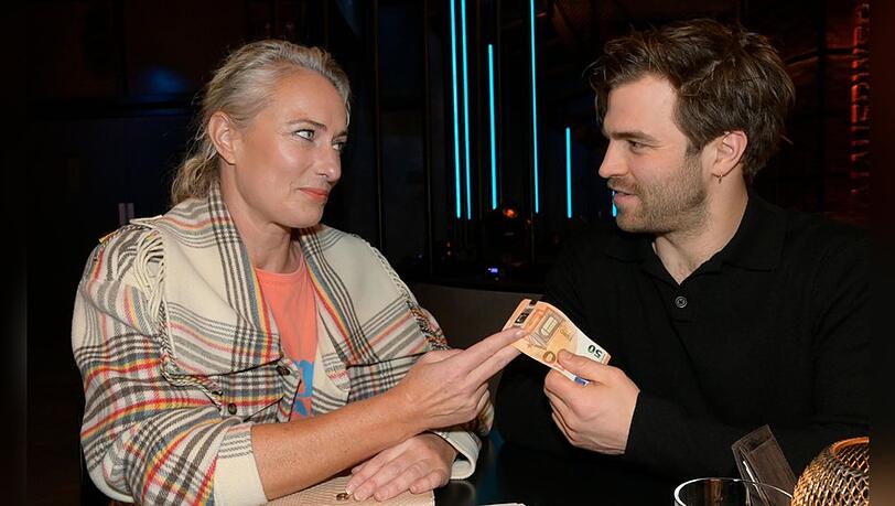 "GZSZ": Maren (l.) glaubt am&uuml;siert, dass sich Julian in seinen &Uuml;berzeugungsk&uuml;nsten &uuml;bersch&auml;tzt.