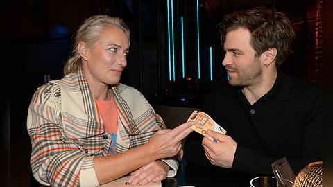 "GZSZ": Maren (l.) glaubt am&uuml;siert, dass sich Julian in seinen &Uuml;berzeugungsk&uuml;nsten &uuml;bersch&auml;tzt.