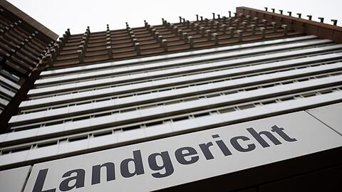 Ein Mann ist wegen Mordes an seiner Ehefrau angeklagt. (Symbolfoto)