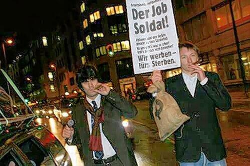 Protest mit Ironie: Kerem Schamberger (l.) von der Sozialistischen Arbeiterjugend demonstriert für die Rechte der Reichen.