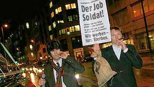 Protest mit Ironie: Kerem Schamberger (l.) von der Sozialistischen Arbeiterjugend demonstriert für die Rechte der Reichen.