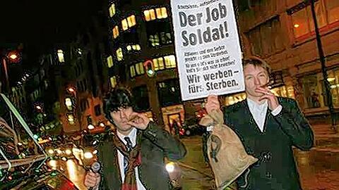Protest mit Ironie: Kerem Schamberger (l.) von der Sozialistischen Arbeiterjugend demonstriert für die Rechte der Reichen.
