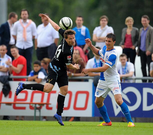 ...um die Münchner im Stadion GC-Campus in Niederhasli gegen die Grasshoppers testspielen zu sehen. Hier: Benny Lauth im Zweikampf gegen Milan Vilotic.