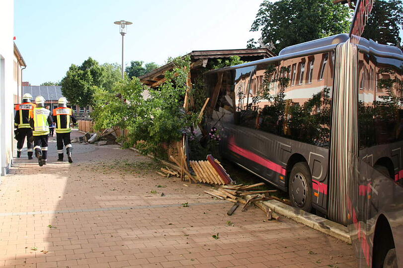 Ein Schulbus bricht durch einen Gartenzaun und verwüstet den Garten dahinter. Die irren Bilder.