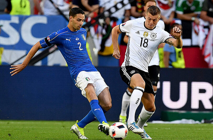 Toni Kroos: Note 3. Nach 30 Minuten mit einer sagenhaften Pass-Quote, 100 Prozent kamen an. Gefährliche Momente kreiert? Kaum. Mitspieler denn Mitgestalter. Von den Italienern schlau aus dem Spiel genommen. Nach Khediras Verletzung zwangsweise noch defensiver, daher kam er nach vorne auch nie in den Abschluss. Wichtiger Balldieb und -verteiler. Beim Elfmeterschießen behielt er die Nerven.