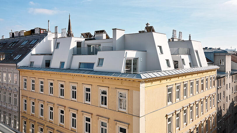 Ein wunderbar wilder, individueller Dachaufbau für vier Wohn-Parteien auf dem Dach eines Altbaus in Wien aus dem 2012 Jahr von den Architekten PPAG Architects.