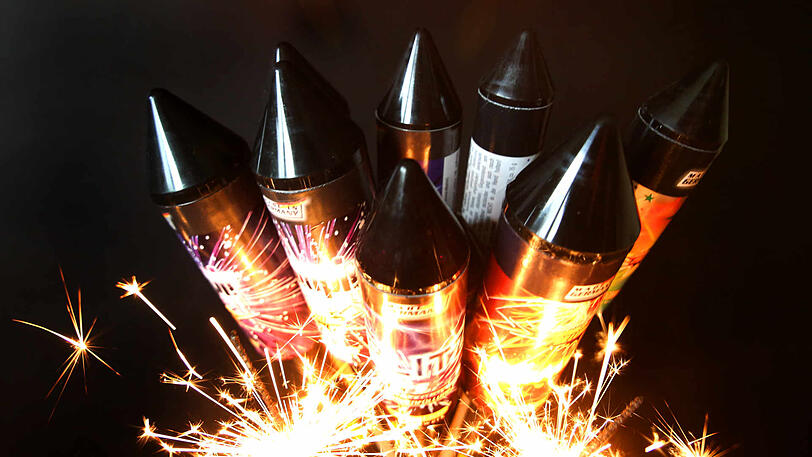 Eine Silvesterrakete verirrte sich auf einen Riemer Balkon und verursachte einen Brand. (Symbolbild)