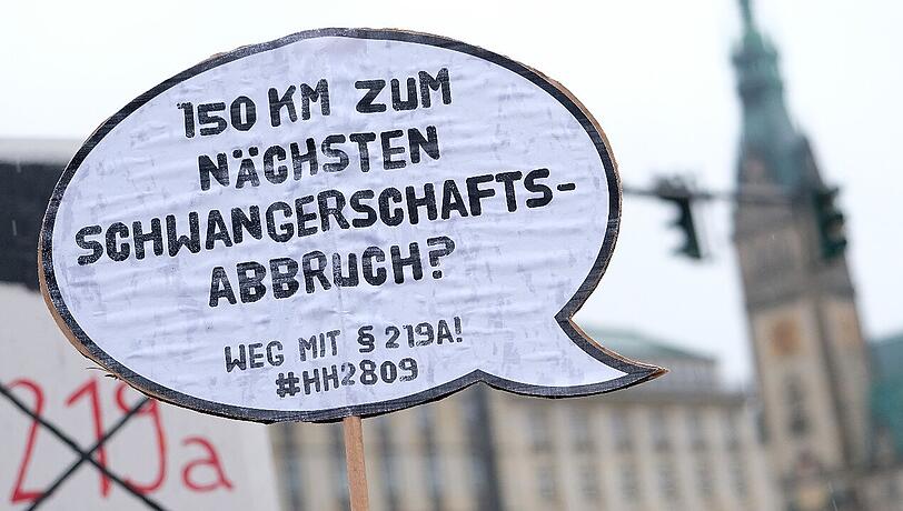Mit einem Plakat sprechen sich Demonstrantinnen für eine Abschaffung des Abtreibungsparagrafen 218 und den Paragrafen 219 aus.