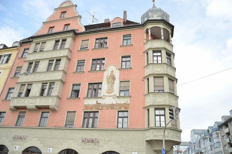 Das Gemälde mit der Patrona Bavariae (Maria) am Eckhaus der Kreuzung Rosenheimer Straße / Orleanstraße