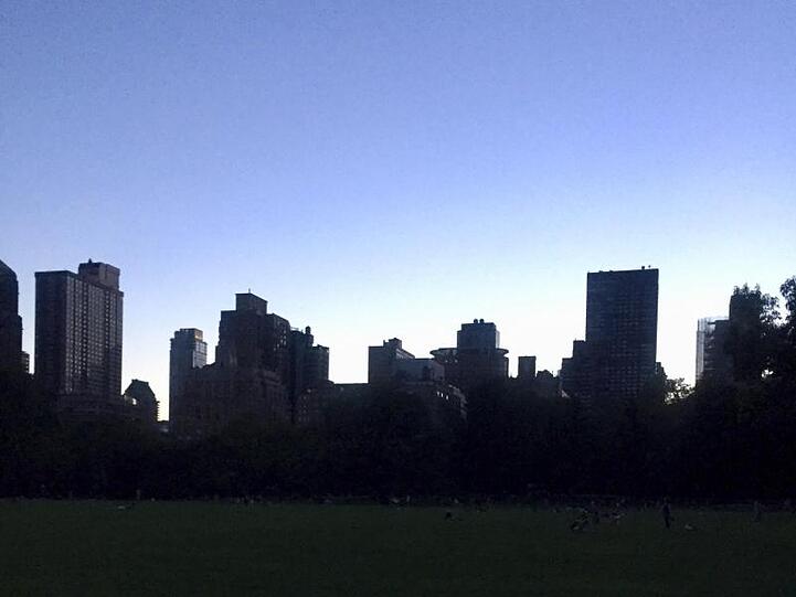 Die Gebäude der Upper West Side von Manhattan sind dunkel. Knapp 70.000 Menschen in New York waren mehrere Stunden ohne Strom.