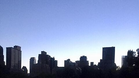 Die Gebäude der Upper West Side von Manhattan sind dunkel. Knapp 70.000 Menschen in New York waren mehrere Stunden ohne Strom.