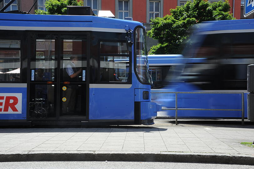Am Donnerstag haben zwei alkoholisierte Personen andere Fahrgäste in einer Tram verbal belästigt. (Symbolbild)
