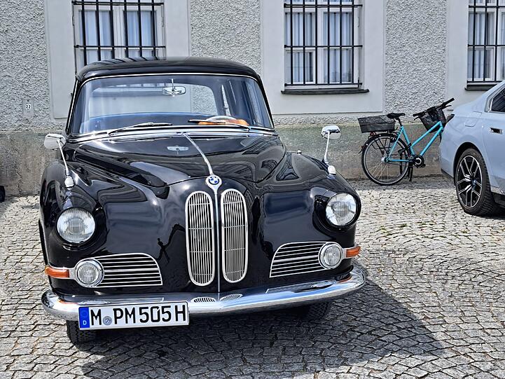 Das Brautpaar fuhr mit dem BMW-Oldtimer nach Nymphenburg