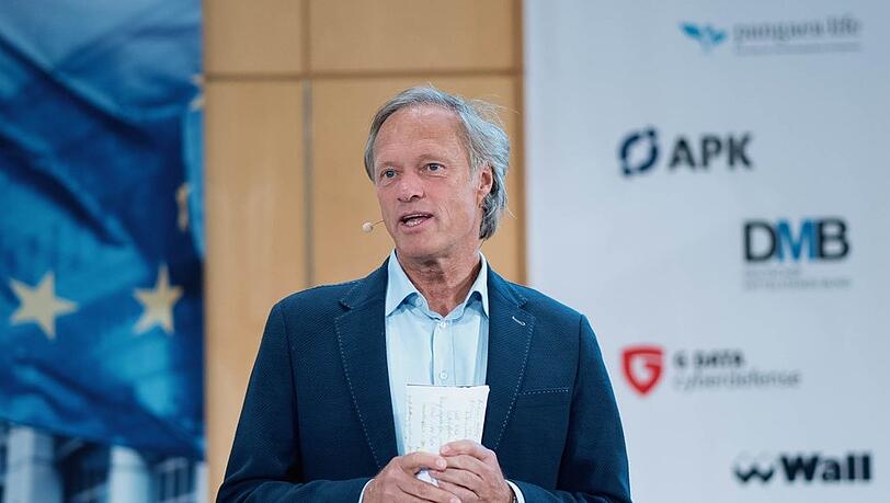 Gerhard Delling hat trotz TV-Rente zahlreiche Projekte - hier als Moderator auf dem EuroMinds-Wirtschaftsgipfel.