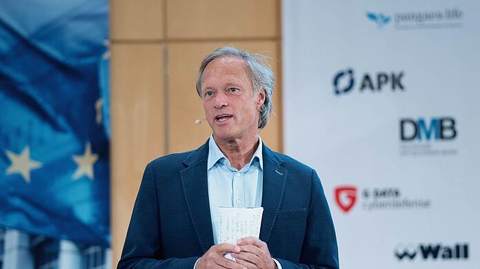 Gerhard Delling hat trotz TV-Rente zahlreiche Projekte - hier als Moderator auf dem EuroMinds-Wirtschaftsgipfel.