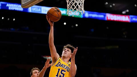 Franz Wagner (l) kommt gegen Lakers-Profi Austin Reaves zu spät.