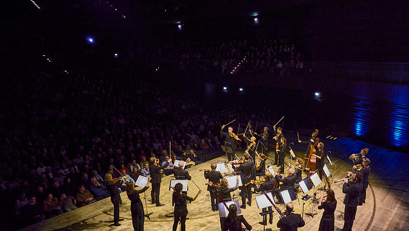 Das Münchener Kammerorchester begeistert mit einem seiner Jubiläumskonzerte in der Isarphilharmonie. Das Münchener Kammerorchester begeistert mit einem seiner Jubiläumskonzerte in der Isarphilharmonie.