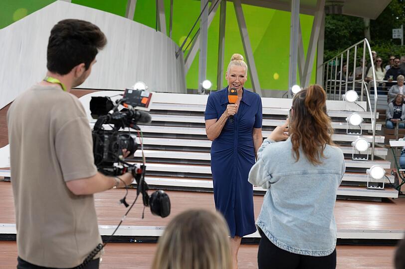 Mit Andrea "Kiwi" Kiewel hinter den Kulissen des "Fernsehgartens": Eine Doku offenbart unbekannte Einblicke in die Kultsendung. Mit Andrea "Kiwi" Kiewel hinter den Kulissen des "Fernsehgartens": Eine Doku offenbart unbekannte Einblicke in die Kultsendung.