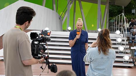 Mit Andrea "Kiwi" Kiewel hinter den Kulissen des "Fernsehgartens": Eine Doku offenbart unbekannte Einblicke in die Kultsendung.