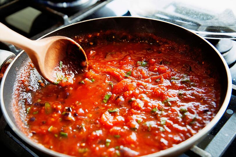Die gesunden Inhaltsstoffe der Tomate lassen sich vom K&ouml;rper besser aufnehmen, wenn das Fruchtgem&uuml;se leicht gekocht oder erw&auml;rmt wurde. Denn rohe Tomaten haben sehr dicke Zellw&auml;nde, die es dem K&ouml;rper bei der Verdauung erschweren, das enthaltene Lycopin zu verwerten. Durch das Erhitzen werden die Zellw&auml;nde aufgespalten und die Aufnahme der antioxidativen Substanzen erleichtert.