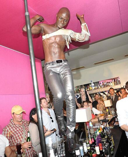 Top-Model Papis Loveday feiert jeden Freitag seinen &bdquo;Stammtisch&ldquo;.