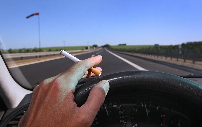 Rauchen im Auto: In England erlaubt - aber nur solange kein Kind mit an Bord ist. Ein Thema, das auch in Deutschland diskutiert wird.