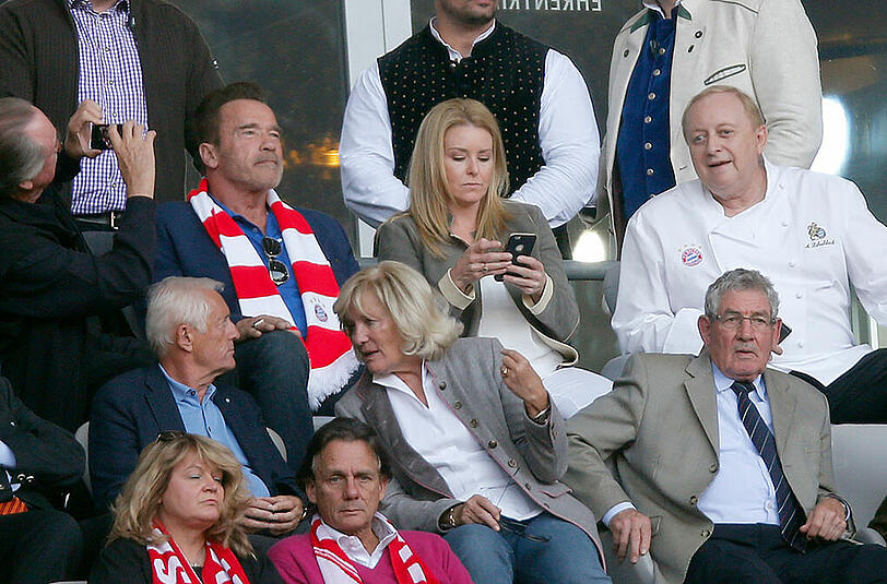 Arnold Schwarzenegger und Freundin Heather Milligan beim Spiel des FC Bayern gegen den FC Köln. Die Bilder.