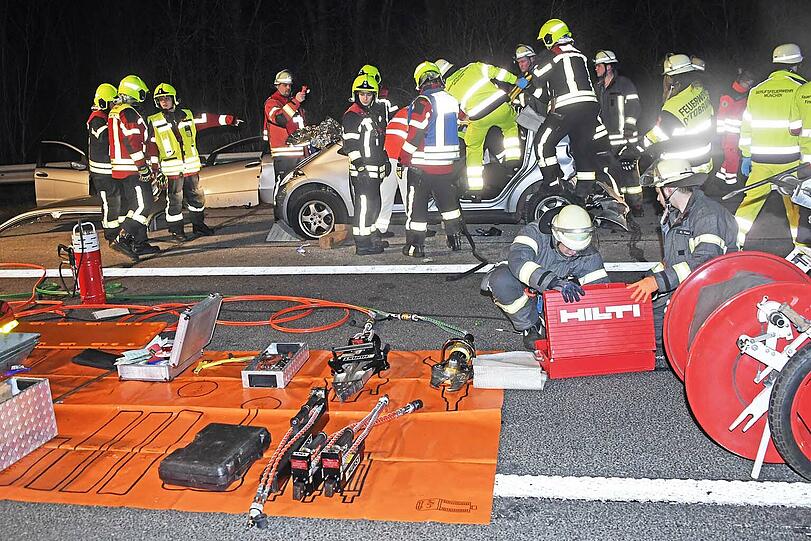 Ein Mercedes wurde bei einem Unfall auf der A8 schwer beschädigt. Die Bilder.