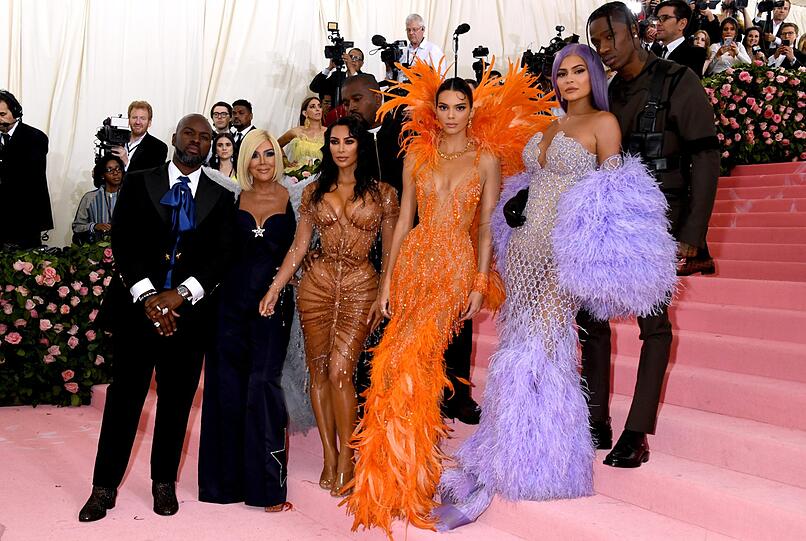 Der Kardashian-Clan: Corey Gamble, Kris Jenner, Kim Kardashian, Kanye West (dahinter), Kendall Jenner, Kylie Jenner und Travis Scott (v.l.).