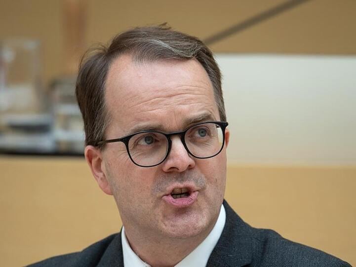 Markus Rinderspacher (SPD) spricht im Plenarsaal während einer Landtagssitzung. Foto: Sina Schuldt/dpa