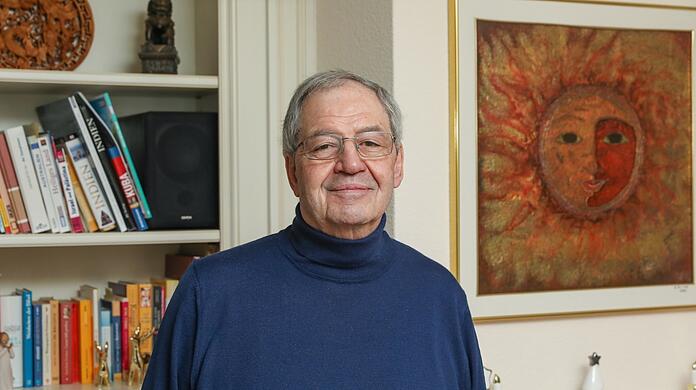 Hans Podiuk, nach eineinhalb Jahren als Polit-Pensionär um zwölf Kilo verschlankt in seinem Wohnzimmer.