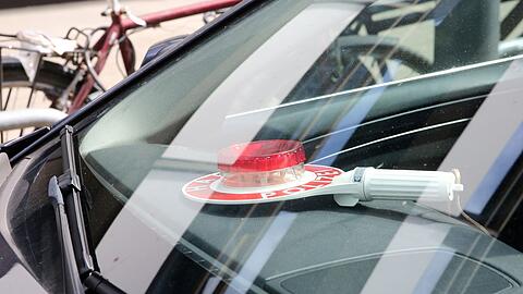 Ein ziviles Polizeifahrzeug mit Münchener Kennzeichen steht bei einer Durchsuchungsaktion in der Nähe des Durchsuchungsobjektsin Hamburg.