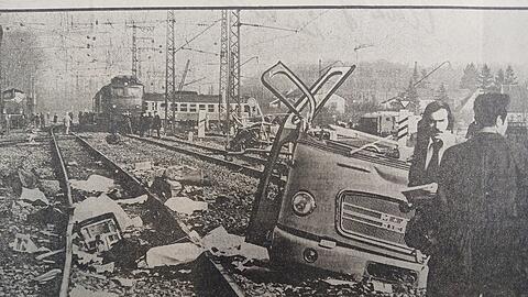 Ein Bild des Grauens bietet sich Helfern und Anwohnern am 7. März 1975 in Allach auf den Schienen neben dem Krauss-Maffei-Areal.