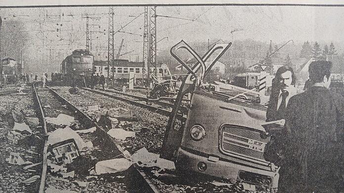 Ein Bild des Grauens bietet sich Helfern und Anwohnern am 7. März 1975 in Allach auf den Schienen neben dem Krauss-Maffei-Areal.