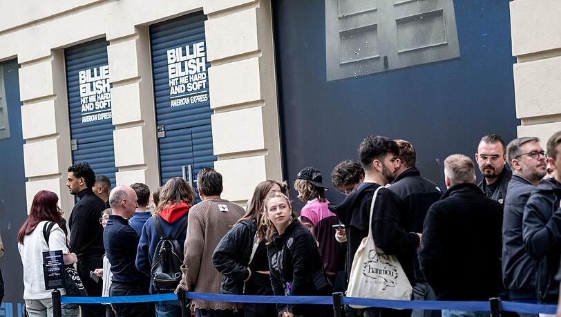 Fans von Billie Eilish kurz vor ihrem Treffen mit ihrem Idol.