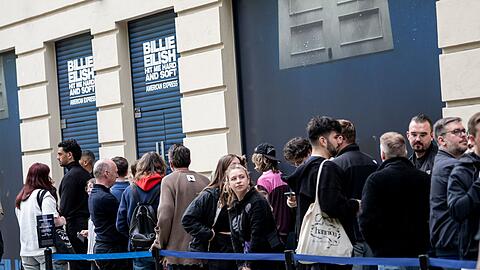 Fans von Billie Eilish kurz vor ihrem Treffen mit ihrem Idol.