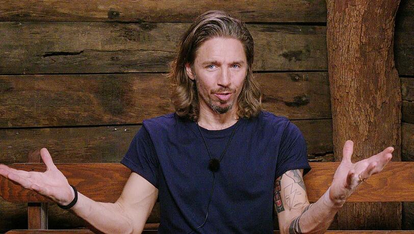 Gil Ofarim behauptet, er d&uuml;rfe nicht &uuml;ber den Davidstern-Skandal und den Vorfall rund um seine Kinder sprechen