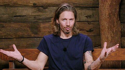 Gil Ofarim behauptet, er d&uuml;rfe nicht &uuml;ber den Davidstern-Skandal und den Vorfall rund um seine Kinder sprechen