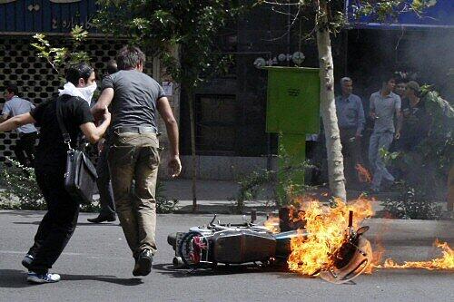 Brennendes Motorrad in Teheran