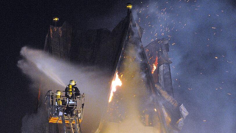 Die Spitze eines 60 Meter hohen Kirchturms in der Allgäuer Gemeinde Wald ist nicht mehr zu retten: Ein Blitz hat das Wahrzeichen der Ortschaft am Donnerstag in Brand gesetzt. Die Spitze eines 60 Meter hohen Kirchturms in der Allgäuer Gemeinde Wald ist nicht mehr zu retten: Ein Blitz hat das Wahrzeichen der Ortschaft am Donnerstag in Brand gesetzt.
