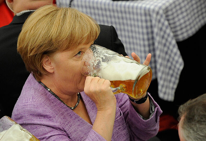 Oans, zwoa, gsuffa. Auf dem Gillamooser Volksfest pflegt Angela Merkel bayerische Gewohnheiten.