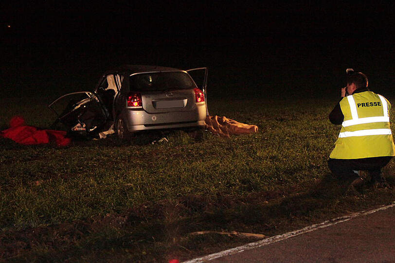 Horror-Unfall im Landkreis Erding: Ein Ehepaar stirbt nach einem Zusammenstoß mit einem 26-jährigen Autofahrer. Der Mann wird leicht verletzt. Die Ursache des Unfalls, der sich am späten Mittwochnachmittag ereignete, ist noch unklar. Hier sehen Sie die Bilder vom Unfallort.