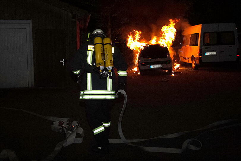Aus bislang ungeklärter Ursache ging in Traunreut ein Kleinwagen in Flammen auf und brannte komplett aus.