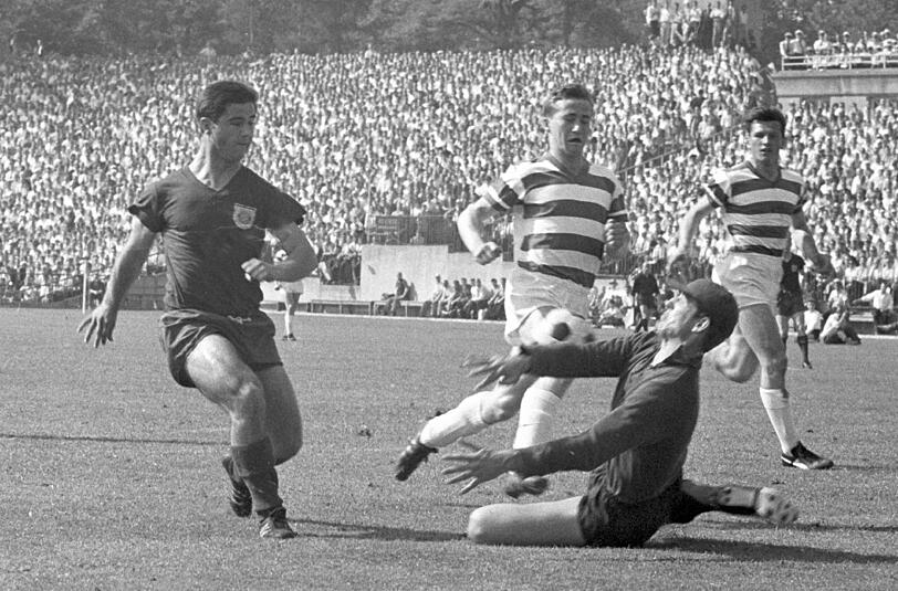 In ihrer ersten Bundesligasaison 1965/66 wurden die Bayern Dritter. Im selben Jahr gewann man zum zweiten Mal den DFB-Pokal. Im Bild: Gerd Müller im Pokalfinale gegen den Meidericher SV. Die Bayern gewannen mit 4:2.