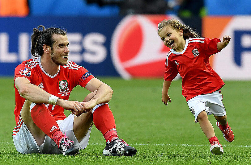 ALBA VIOLET VERZAUBERT Die kleine Tochter des walisischen Superstars Gareth Bale dampfte nach dem Viertelfinale gegen Belgien minutenlang über den Rasen, sie jagte quietschvergnügt dem Ball hinterher.